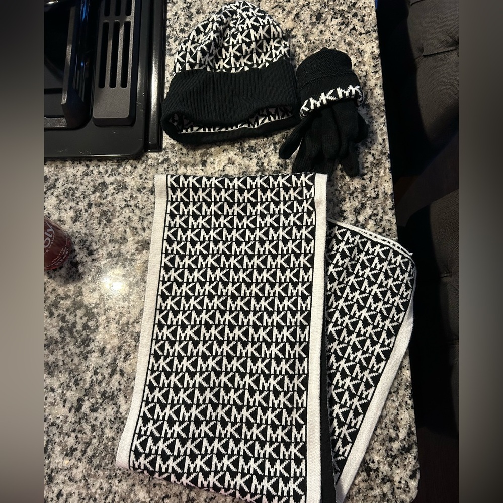 Michael Kors Black & White MK Logo Winter Set